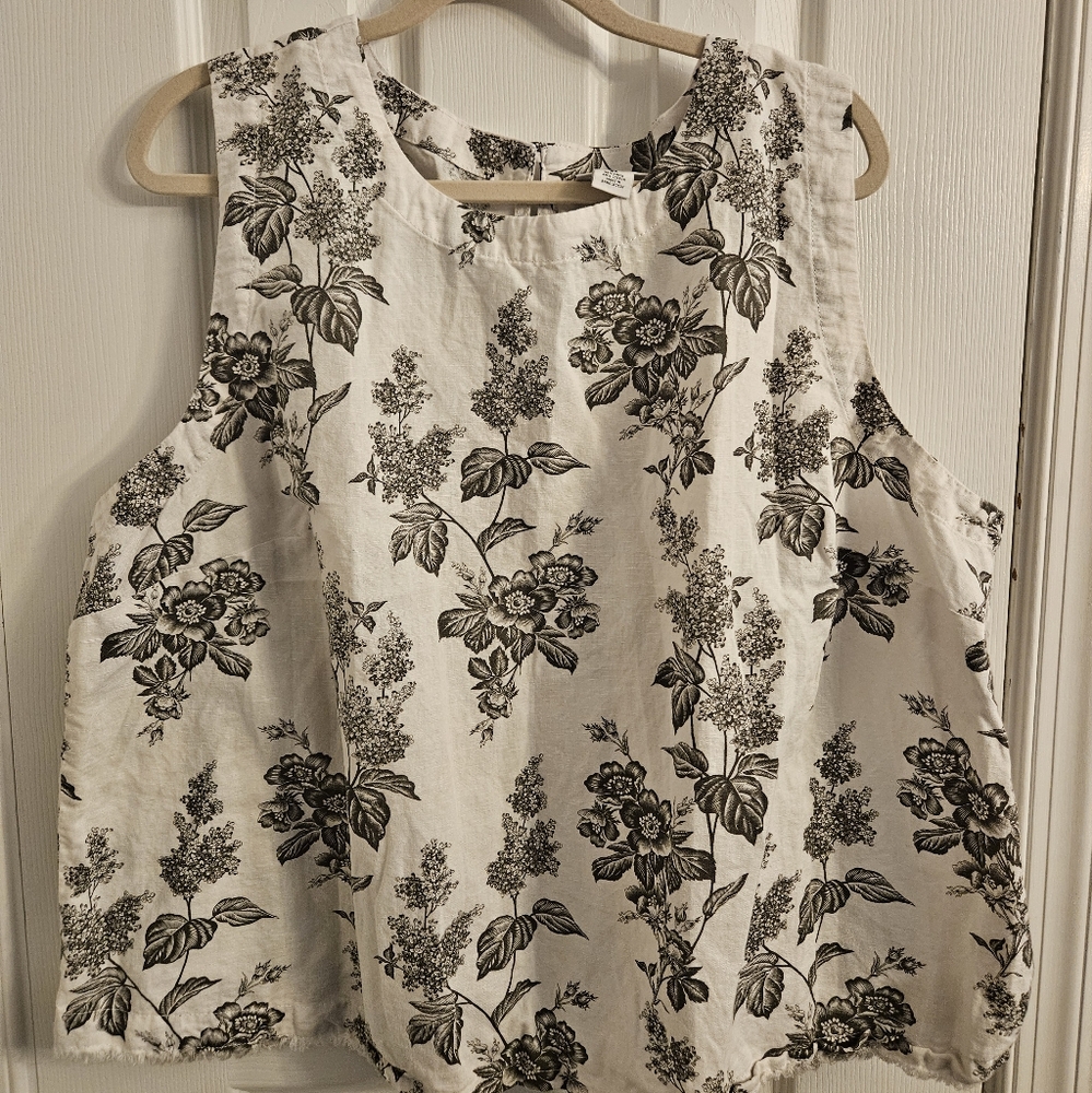 Liz Claiborne Sleeveless Top Black and White